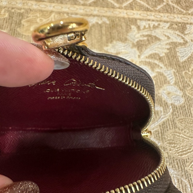 LV 原花金釦GraceCoddingon同行系列貓咪吊飾零錢包M15139-7