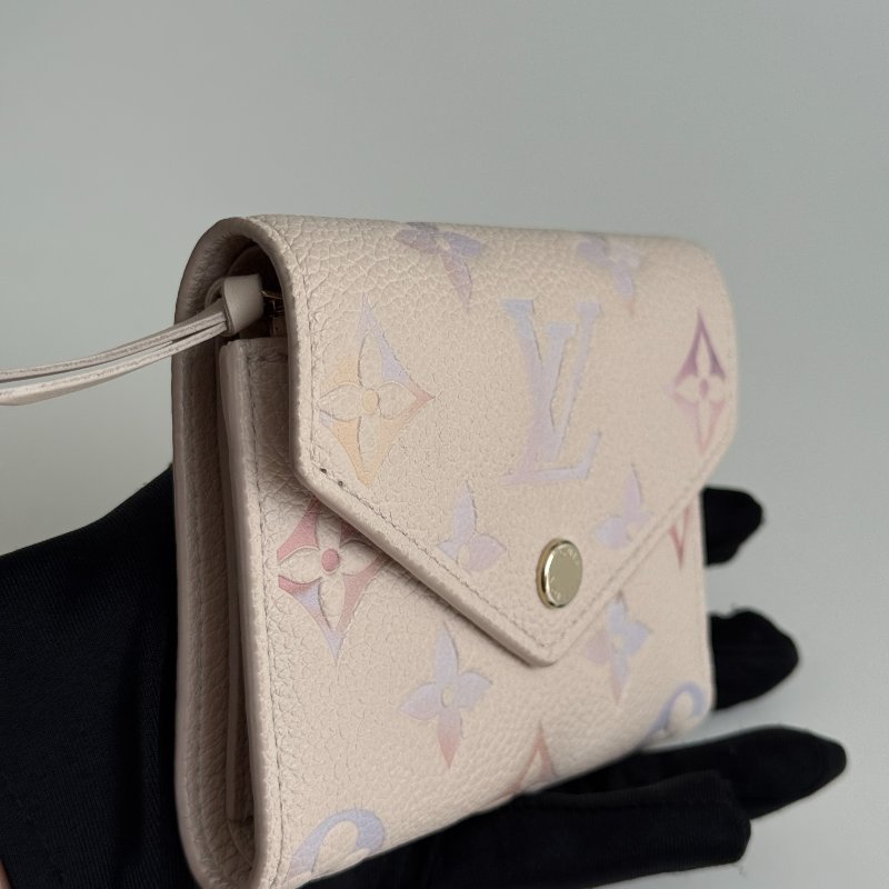 98新🩷 Louis Vuitton LV 路易威登 Victorine 三折錢包 粉色印花-14