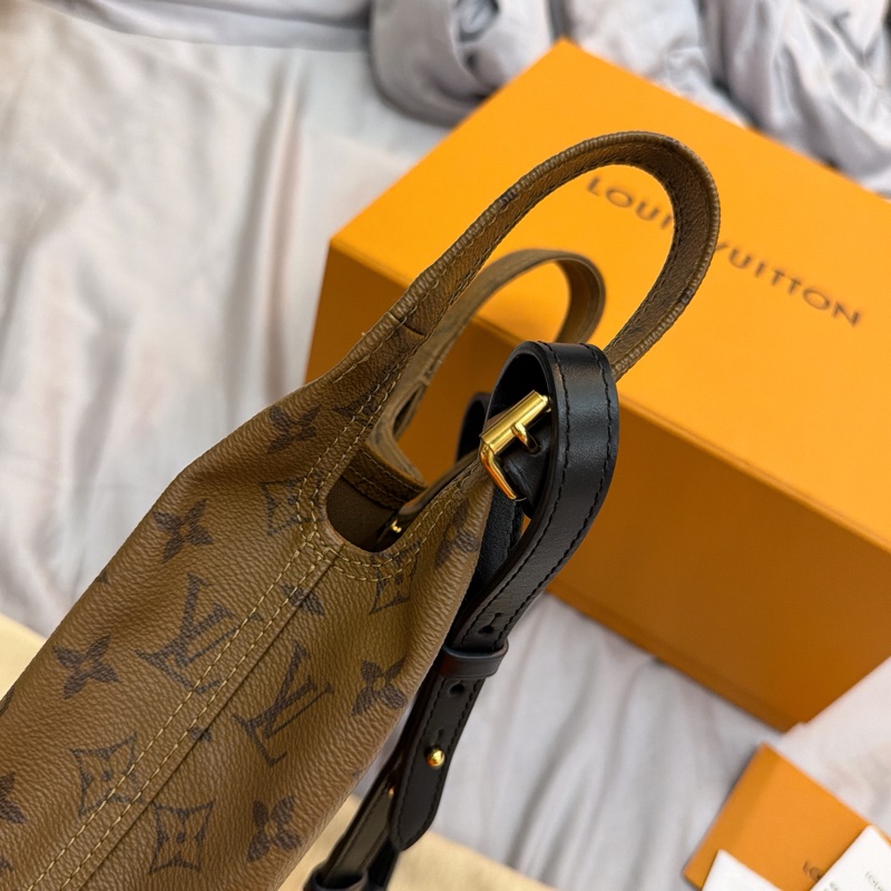 Lv 老花菜籃子 斜背包-8