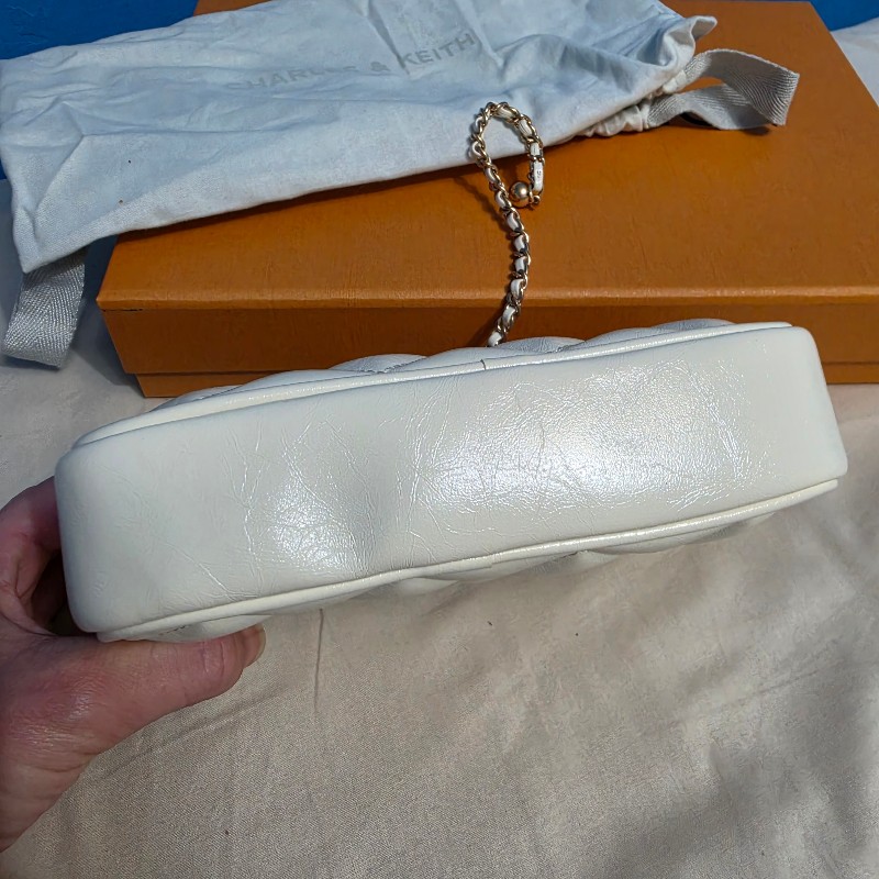 Charles&Keith Apfra 菱格縫斜背包奶油色-2