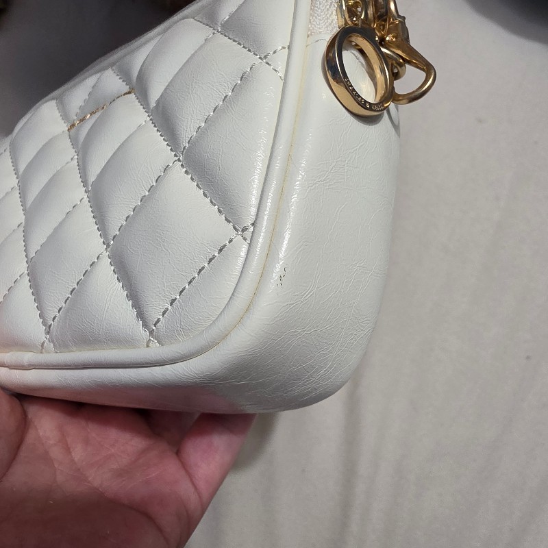 Charles&Keith Apfra 菱格縫斜背包奶油色-7
