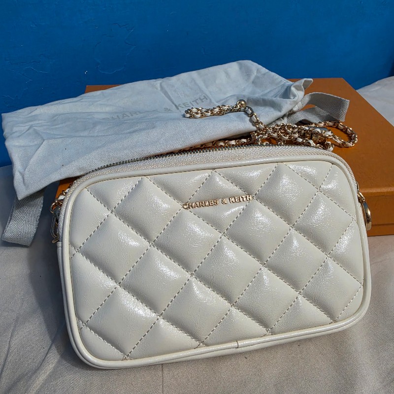Charles&Keith Apfra 菱格縫斜背包奶油色-8
