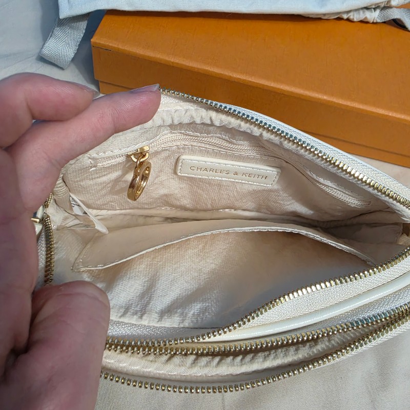 Charles&Keith Apfra 菱格縫斜背包奶油色-11