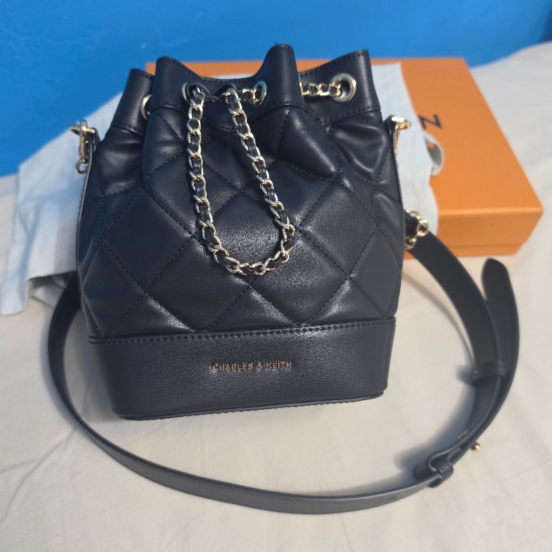 Charles&keith 菱格紋抽繩水桶包-0