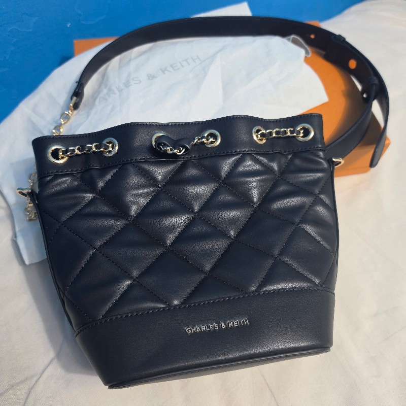 Charles&keith 菱格紋抽繩水桶包-1