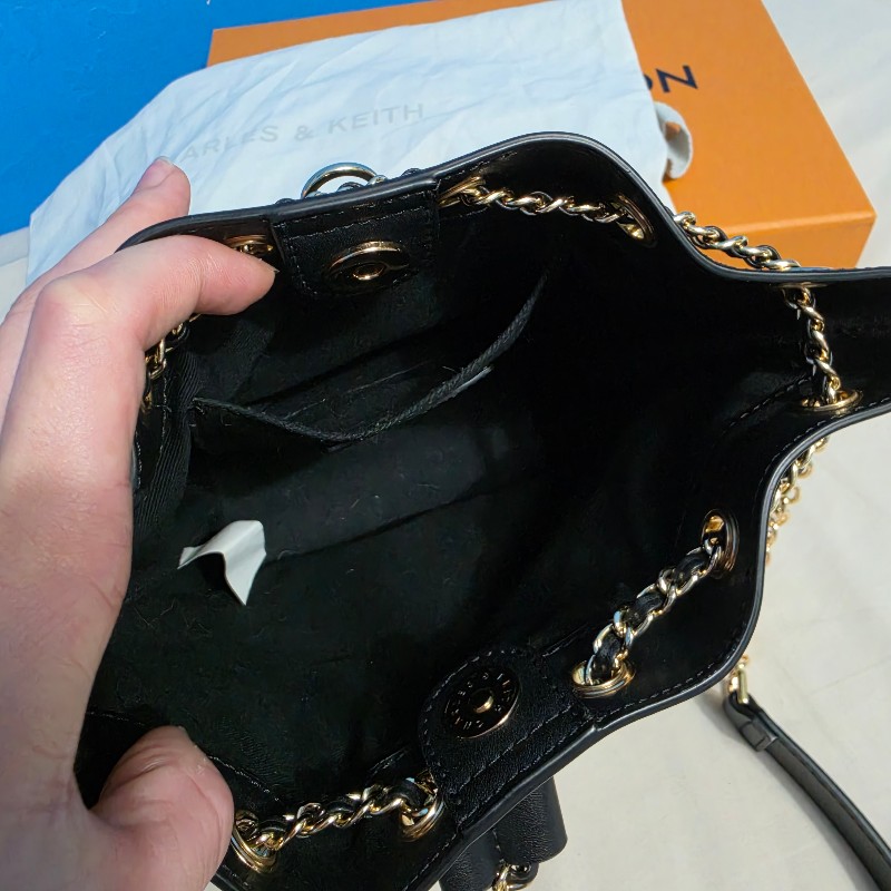 Charles&keith 菱格紋抽繩水桶包-6
