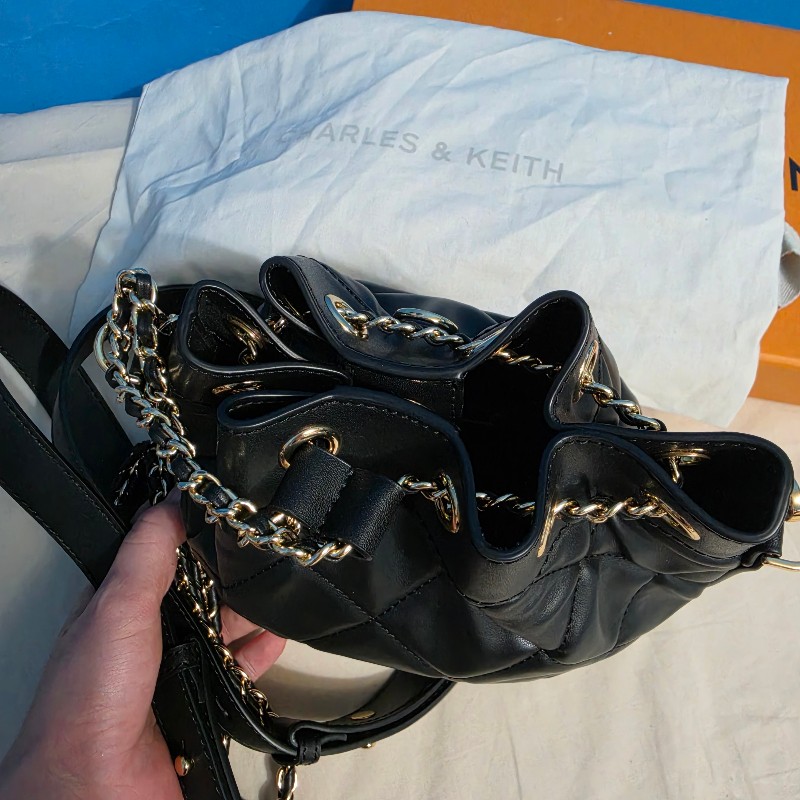 Charles&keith 菱格紋抽繩水桶包-9