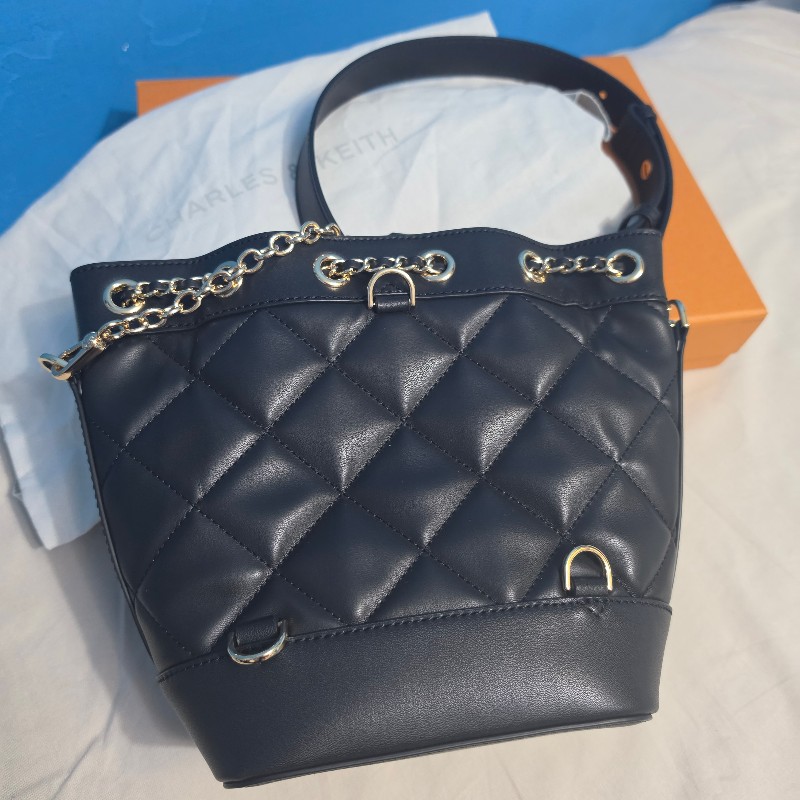 Charles&keith 菱格紋抽繩水桶包-11
