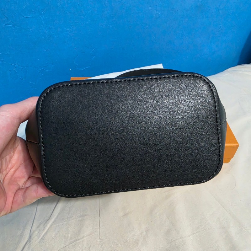 Charles&keith 菱格紋抽繩水桶包-12