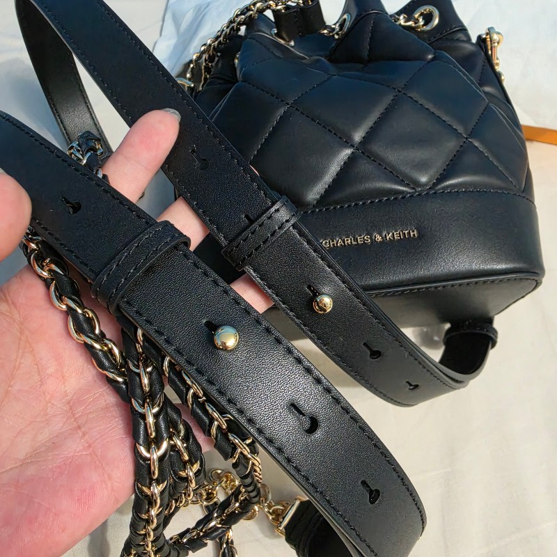 Charles&keith 菱格紋抽繩水桶包-14