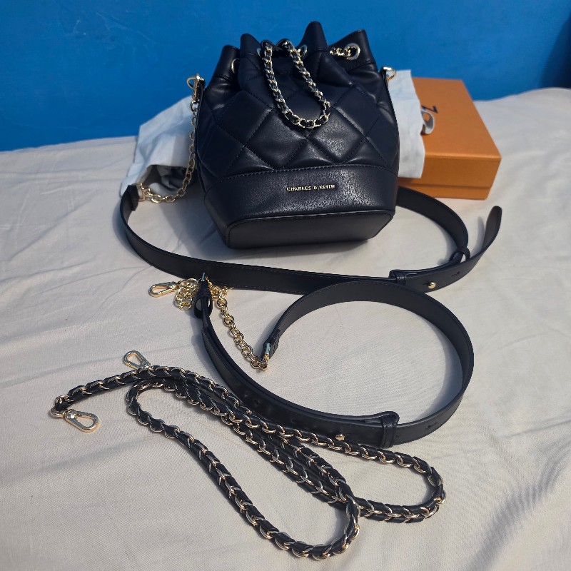 Charles&keith 菱格紋抽繩水桶包-17