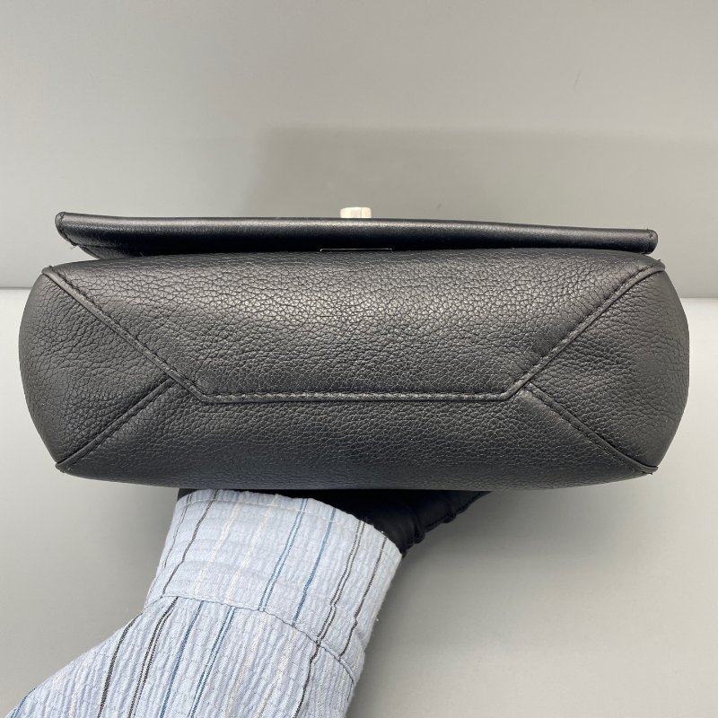 路易威登/Louis Vuitton Lockme 肩背斜背包 黑色小號-4