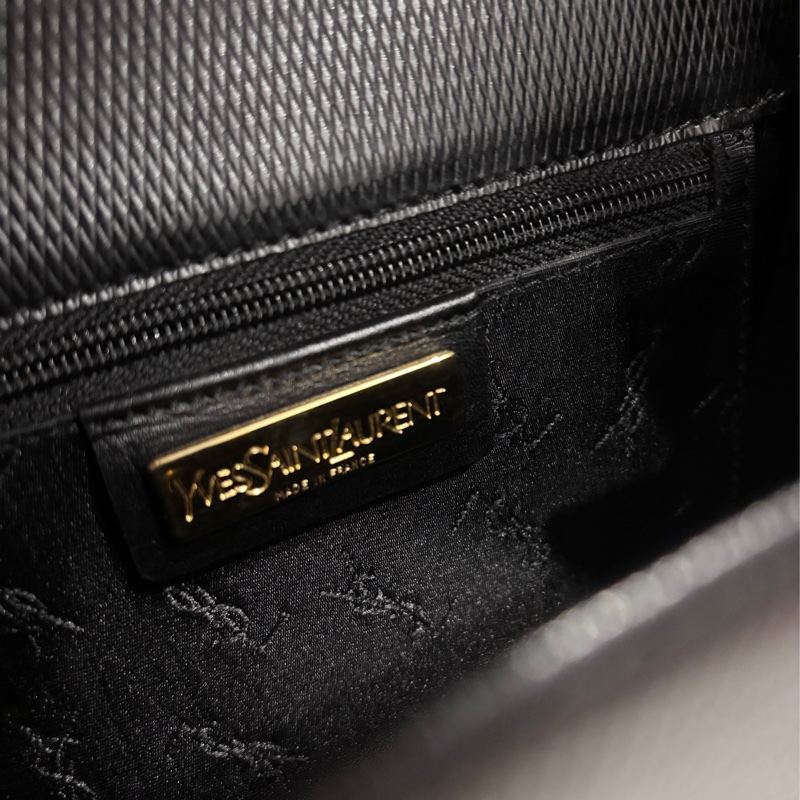 Vintage Yves Saint Laurent (YSL) 壓紋皮革金釦包-5