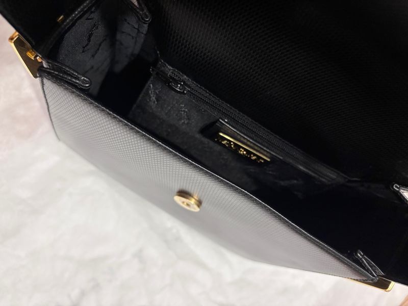 Vintage Yves Saint Laurent (YSL) 壓紋皮革金釦包-6