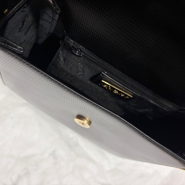Vintage Yves Saint Laurent (YSL) 壓紋皮革金釦包-9