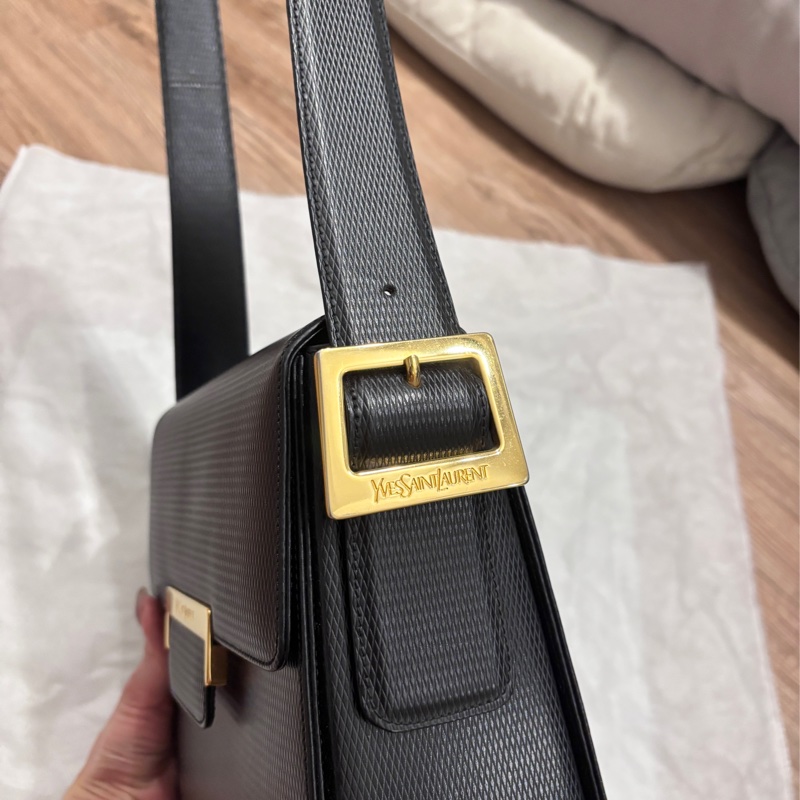 Vintage Yves Saint Laurent (YSL) 壓紋皮革金釦包-11