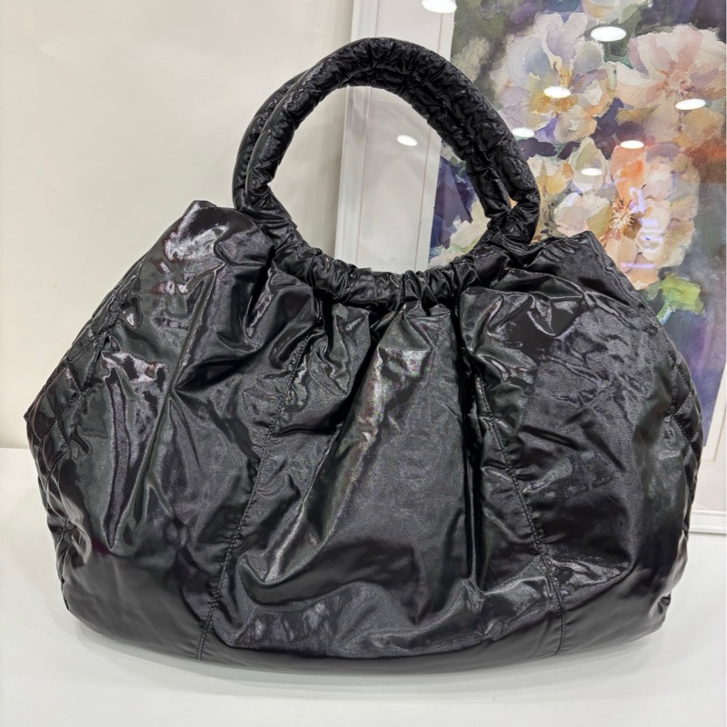 Chanel香奈兒褶皺tote雲朵托特包 16開 黑色 銀扣 99新 非常輕的一款包。實用與顏值並存 尺寸37*30*10-1