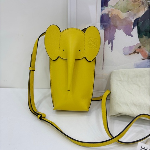 LOEWE羅意威 小象手機包 亮黃色 斜背款 小牛皮材質，肩帶可斜挎，可愛動物造型大象設計 閒置