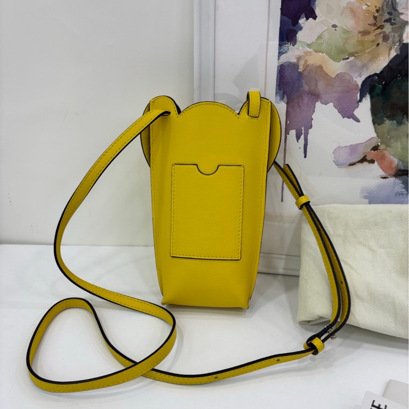 LOEWE羅意威 小象手機包 亮黃色 斜背款 小牛皮材質，肩帶可斜挎，可愛動物造型大象設計 閒置-1