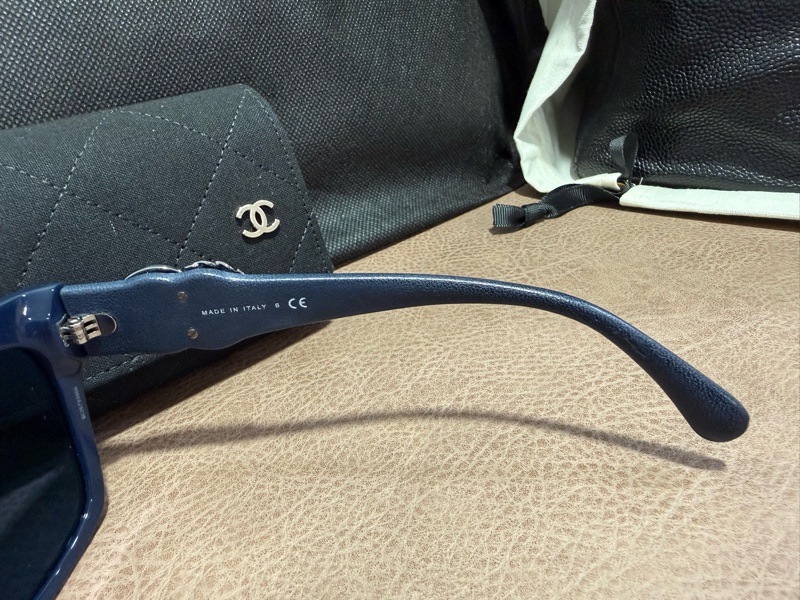 CHANEL 皮穿鏈+水鑽Logo 側邊雙C造型皮革墨鏡 午夜藍-2