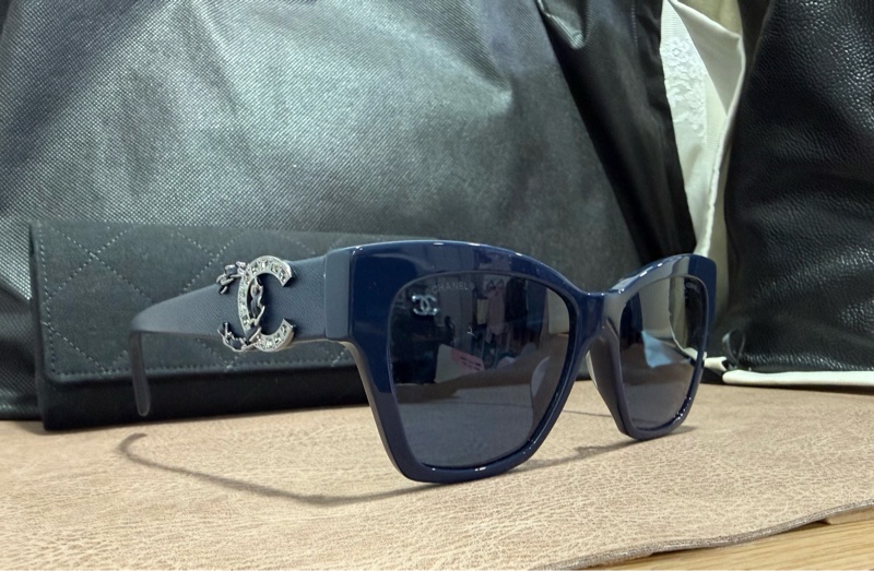 CHANEL 皮穿鏈+水鑽Logo 側邊雙C造型皮革墨鏡 午夜藍-4