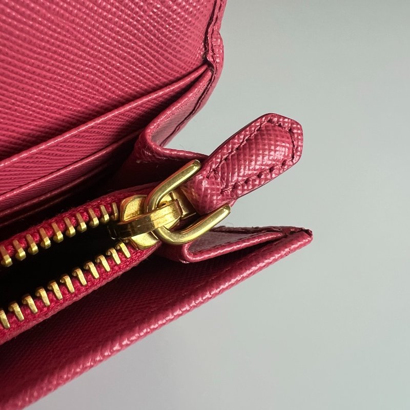 PRADA  粉色掀蓋釦式長夾-11
