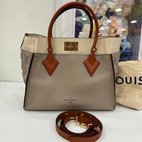 LV on my side中型手提包 灰白色 20年 細粒面牛皮革拼Nappa Softy 皮革 簇絨點綴 尺寸：30.5 x 24.5 x 14