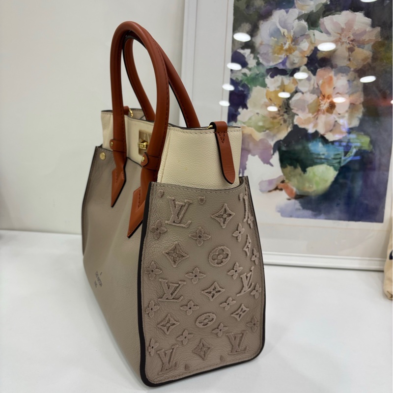 LV on my side中型手提包 灰白色 20年 細粒面牛皮革拼Nappa Softy 皮革 簇絨點綴 尺寸：30.5 x 24.5 x 14-1