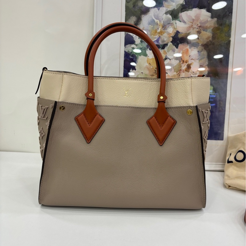 LV on my side中型手提包 灰白色 20年 細粒面牛皮革拼Nappa Softy 皮革 簇絨點綴 尺寸：30.5 x 24.5 x 14-2