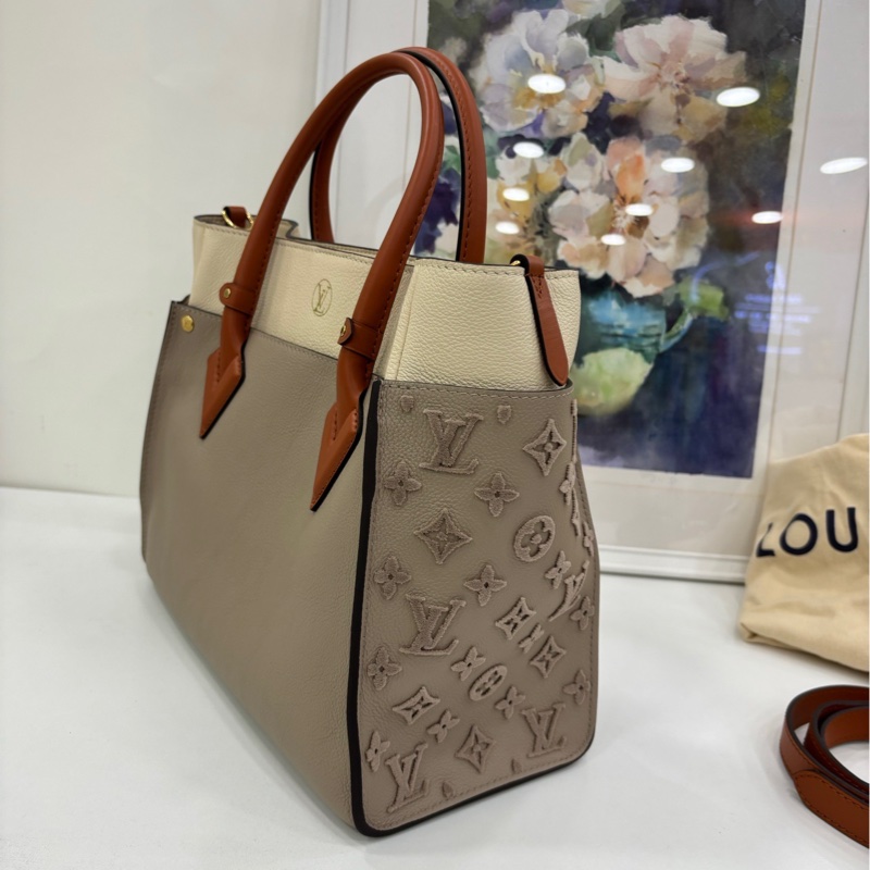 LV on my side中型手提包 灰白色 20年 細粒面牛皮革拼Nappa Softy 皮革 簇絨點綴 尺寸：30.5 x 24.5 x 14-3