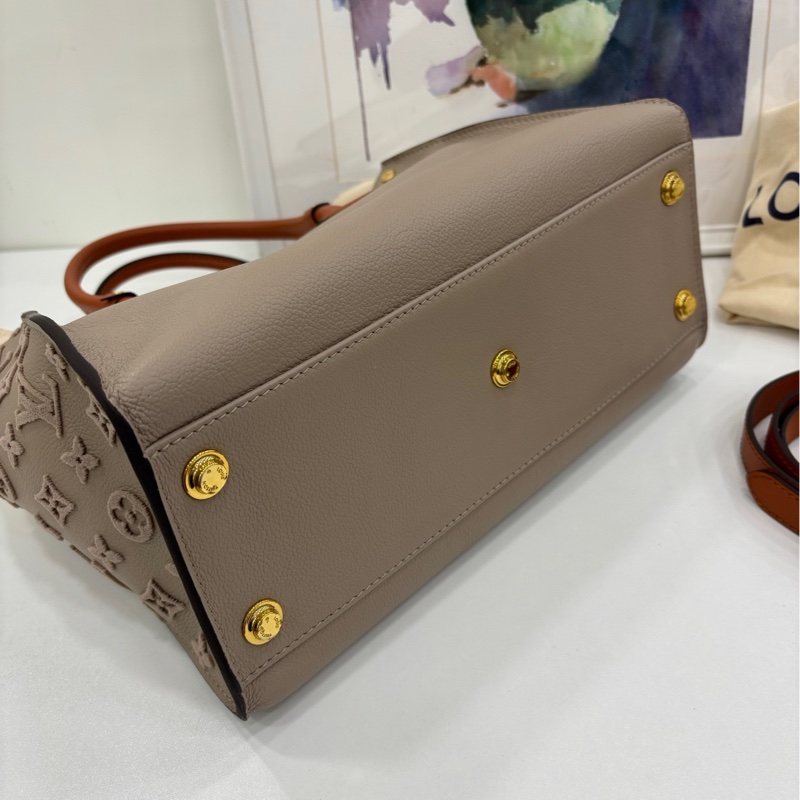LV on my side中型手提包 灰白色 20年 細粒面牛皮革拼Nappa Softy 皮革 簇絨點綴 尺寸：30.5 x 24.5 x 14-4
