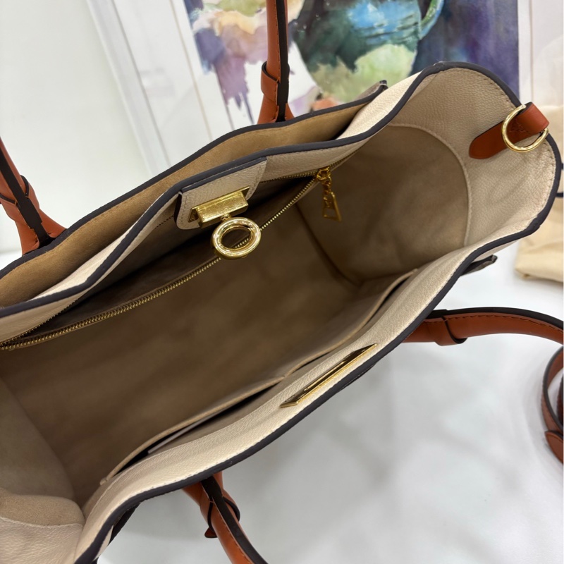 LV on my side中型手提包 灰白色 20年 細粒面牛皮革拼Nappa Softy 皮革 簇絨點綴 尺寸：30.5 x 24.5 x 14-6