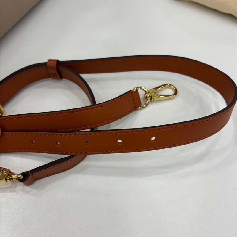 LV on my side中型手提包 灰白色 20年 細粒面牛皮革拼Nappa Softy 皮革 簇絨點綴 尺寸：30.5 x 24.5 x 14-7