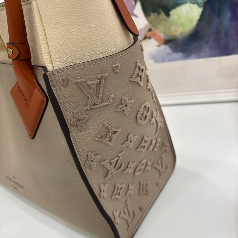LV on my side中型手提包 灰白色 20年 細粒面牛皮革拼Nappa Softy 皮革 簇絨點綴 尺寸：30.5 x 24.5 x 14-8