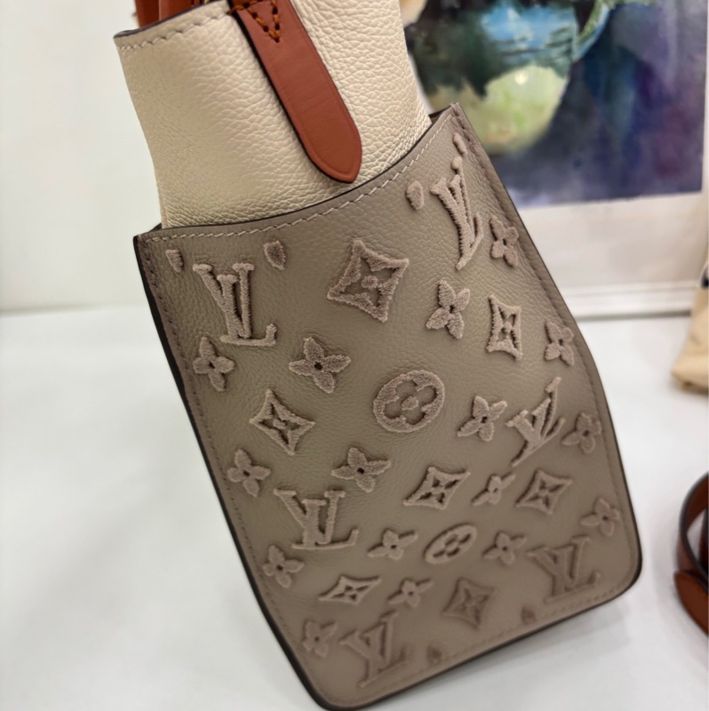 LV on my side中型手提包 灰白色 20年 細粒面牛皮革拼Nappa Softy 皮革 簇絨點綴 尺寸：30.5 x 24.5 x 14-9