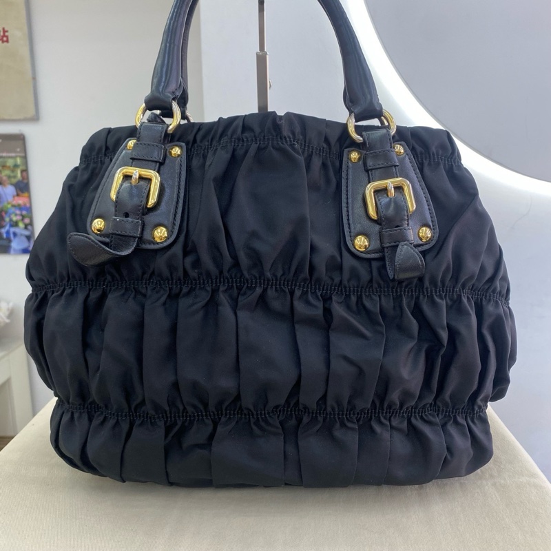 Prada普拉達 黑色金扣降落傘褶皺托特包34cm-1
