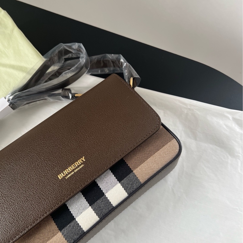 Burberry帆布拼皮格紋郵差包-3