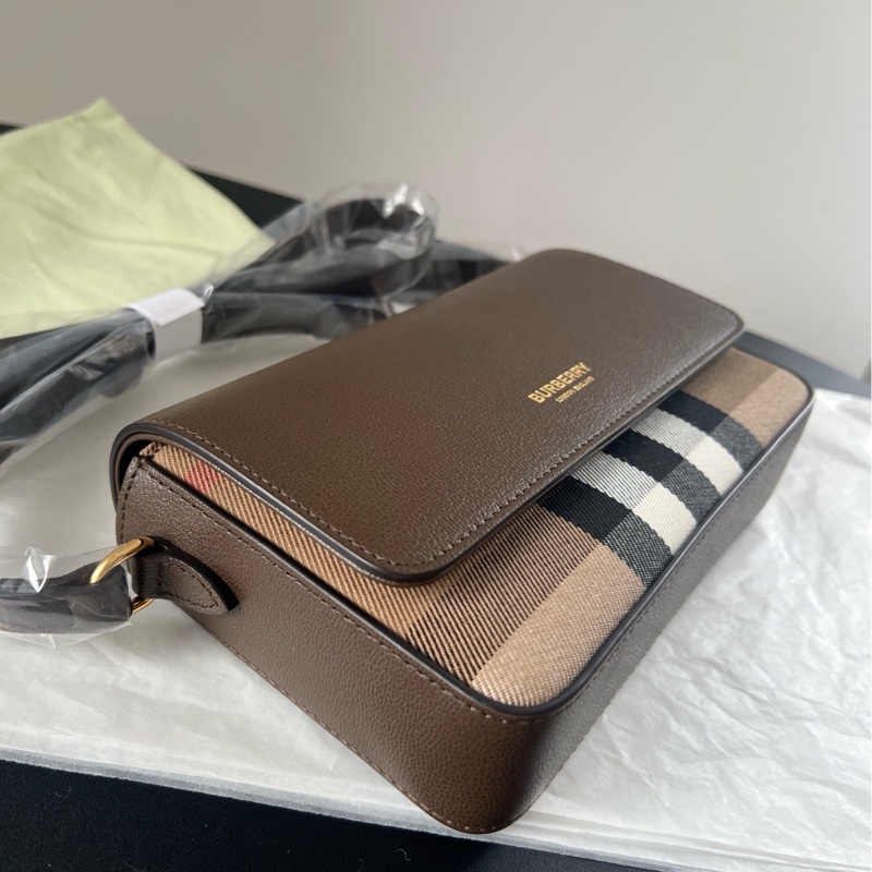 Burberry帆布拼皮格紋郵差包-4