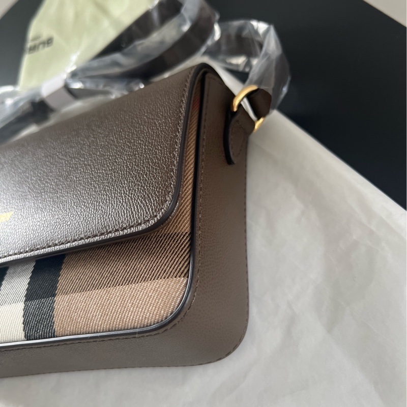 Burberry帆布拼皮格紋郵差包-5