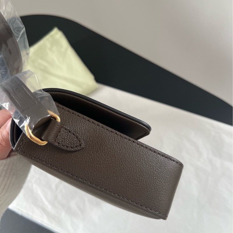 Burberry帆布拼皮格紋郵差包-6