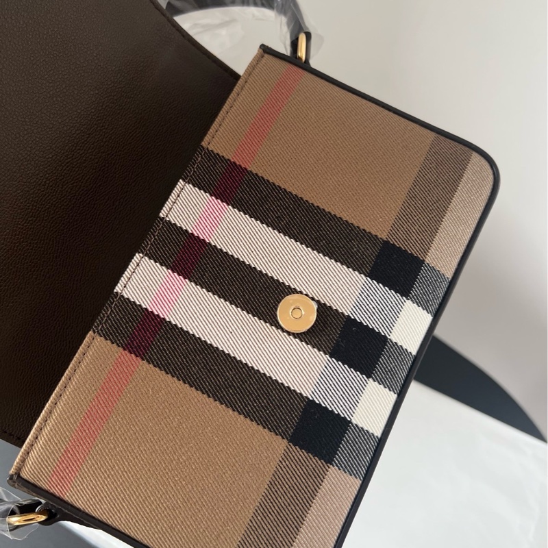 Burberry帆布拼皮格紋郵差包-7