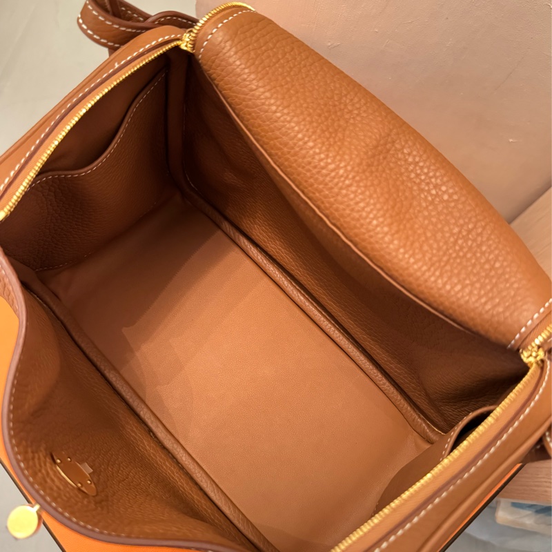 (Full set, like new) Hermès Lindy 26 Bag in taurillon Clemence leather in Gold colour  (Stamp K)-4