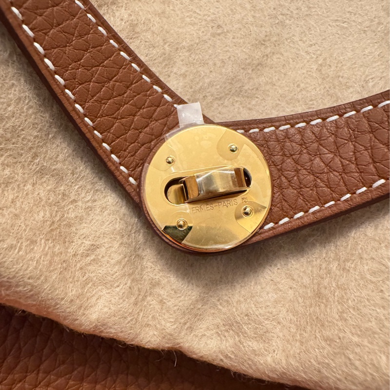 (Full set, like new) Hermès Lindy 26 Bag in taurillon Clemence leather in Gold colour  (Stamp K)-10