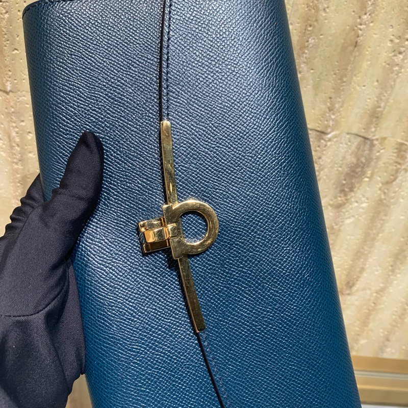 ferragamo女土鏈條包，可以當錢包。 尺寸，19cm×10cm-2