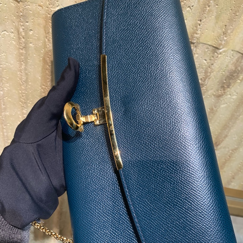 ferragamo女土鏈條包，可以當錢包。 尺寸，19cm×10cm-3