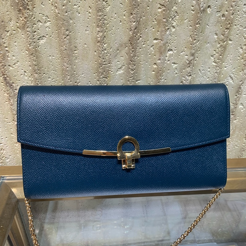 ferragamo女土鏈條包，可以當錢包。 尺寸，19cm×10cm-9
