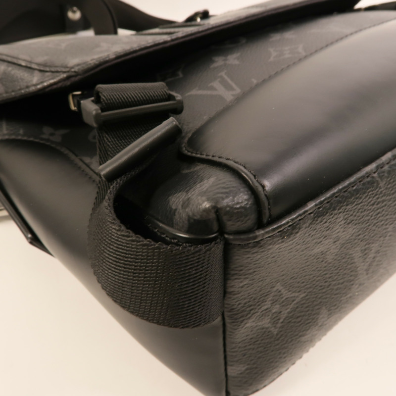 LOUIS VUITTON Monogram Eclipse Messenger PM Voyager銀扣肩背袋-10