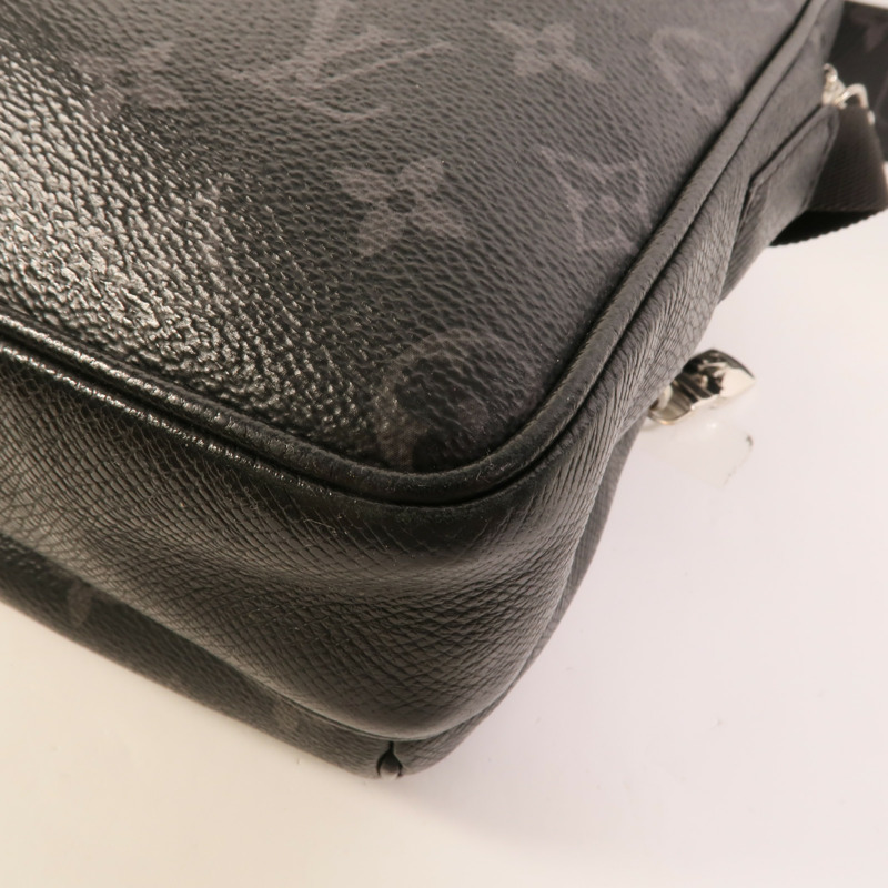 LOUIS VUITTON Monogram Eclipse/Taiga Outdoor Messenger銀扣肩背袋-7