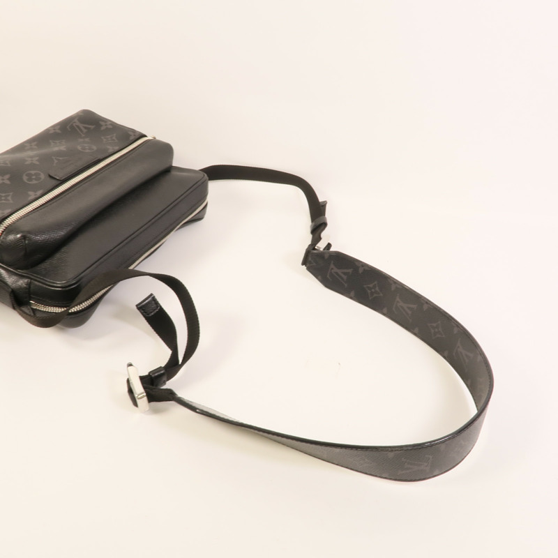 LOUIS VUITTON Monogram Eclipse/Taiga Outdoor Messenger銀扣肩背袋-8