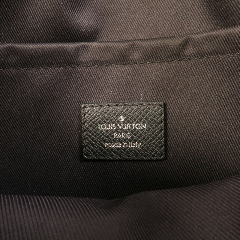 LOUIS VUITTON Monogram Eclipse/Taiga Outdoor Messenger銀扣肩背袋-12